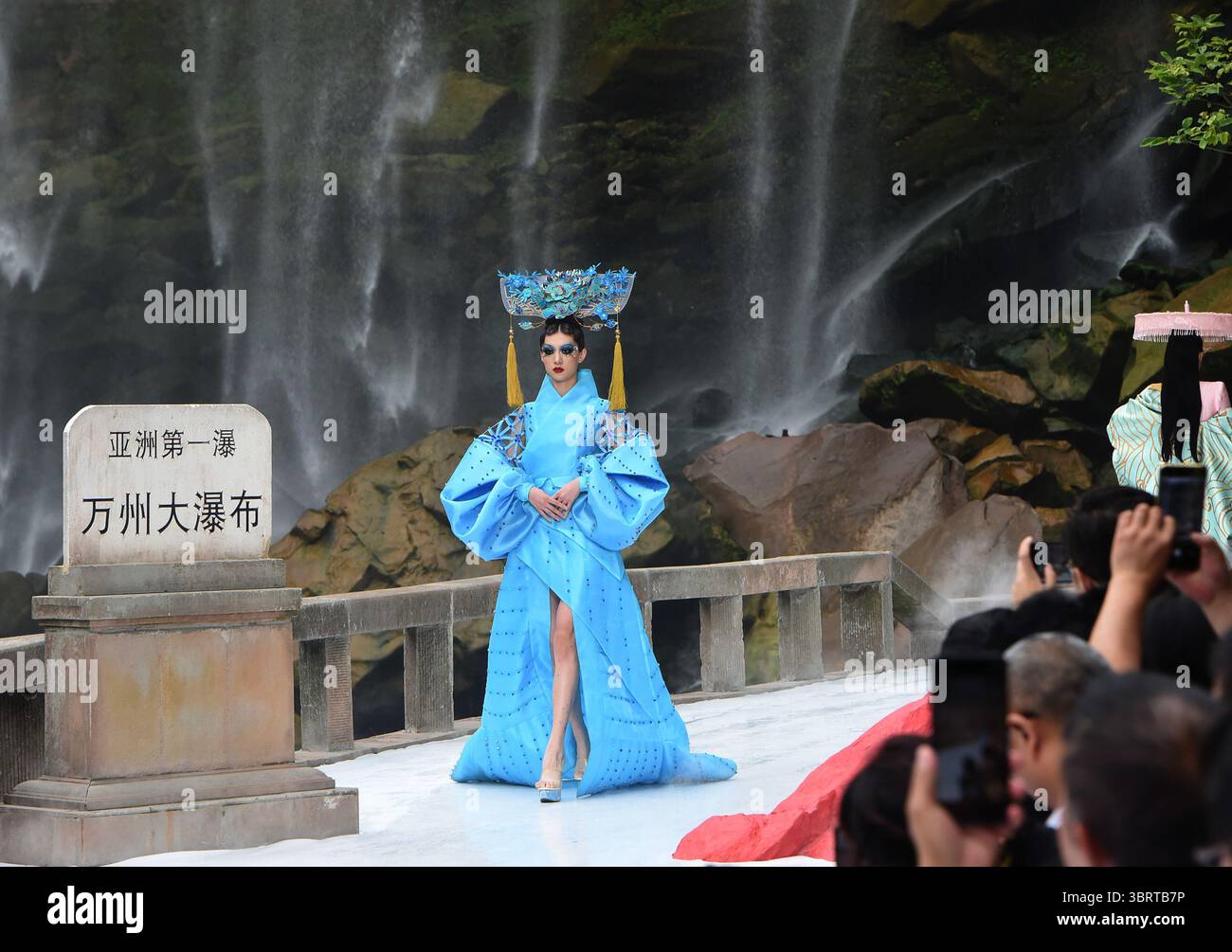 21. September 2020, Chongqing, Chongqing, China: Die Abschlusszeremonie der internationalen Modeschau 2020 fand am 21. September 2020 unter einem majestätischen Wasserfall in Chongqing, China, statt. (Kreditbild: © TPG via ZUMA Press) Stockfoto
