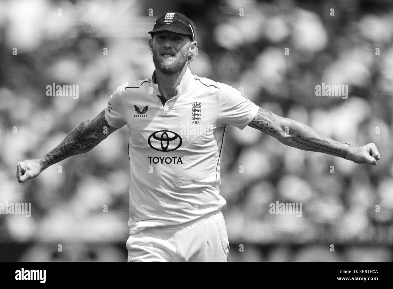London, Großbritannien. Juli 2025. England Kapitän Ben Stokes streckt seine Arme, bevor er während des 3. Rothesay Test Match Day 5 England gegen Indien in Lords, London, Großbritannien, 14. Juli 2025 (Foto: Mark Cosgrove/News Images) Credit: News Images LTD/Alamy Live News Stockfoto