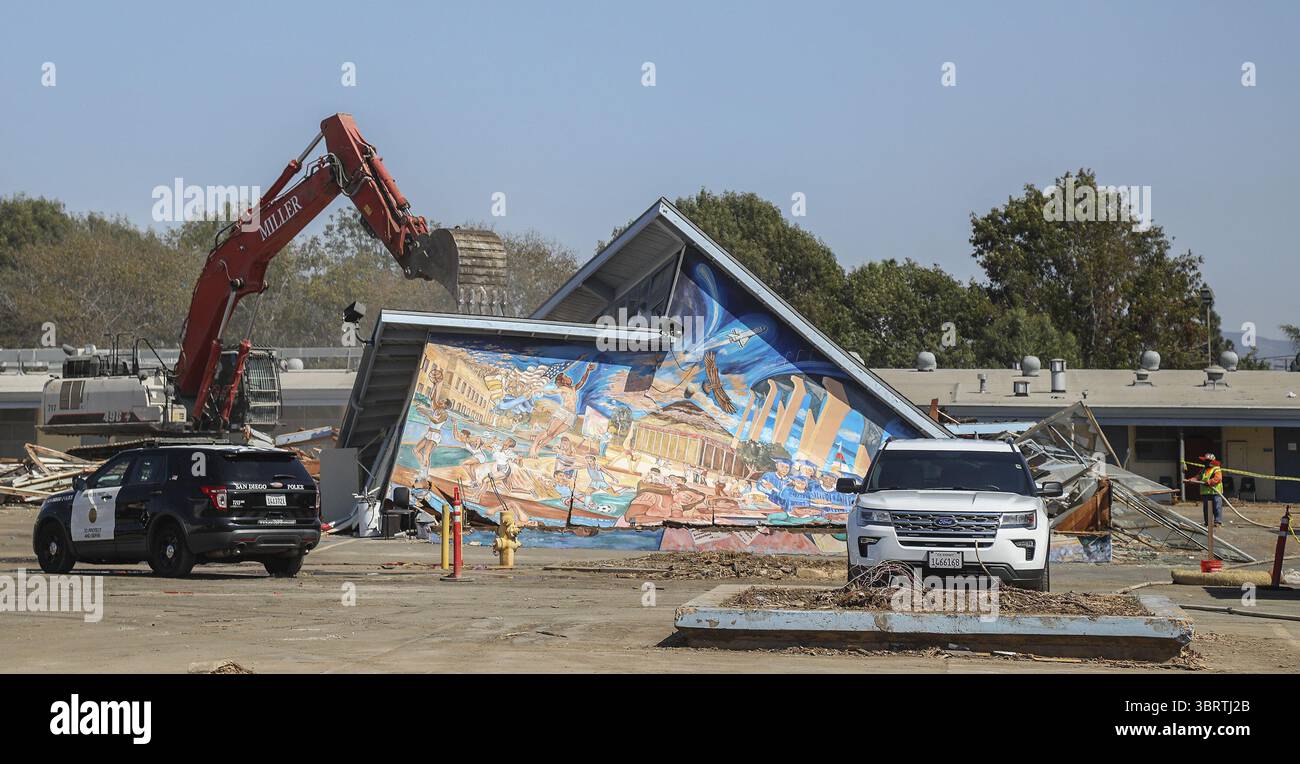 23. September 2020, San Diego, CA, USA: Trotz Protesten, Baumannschaften rissen am Mittwoch, 23. September 2020, ein mit Kunstwerken des Wandmalers Salvador Roberto Torres geschmücktes Gebäude an der Memorial Junior High School in San Diego's Barrio Logan ab. (Kreditbild: © TNS via ZUMA Wire) Stockfoto