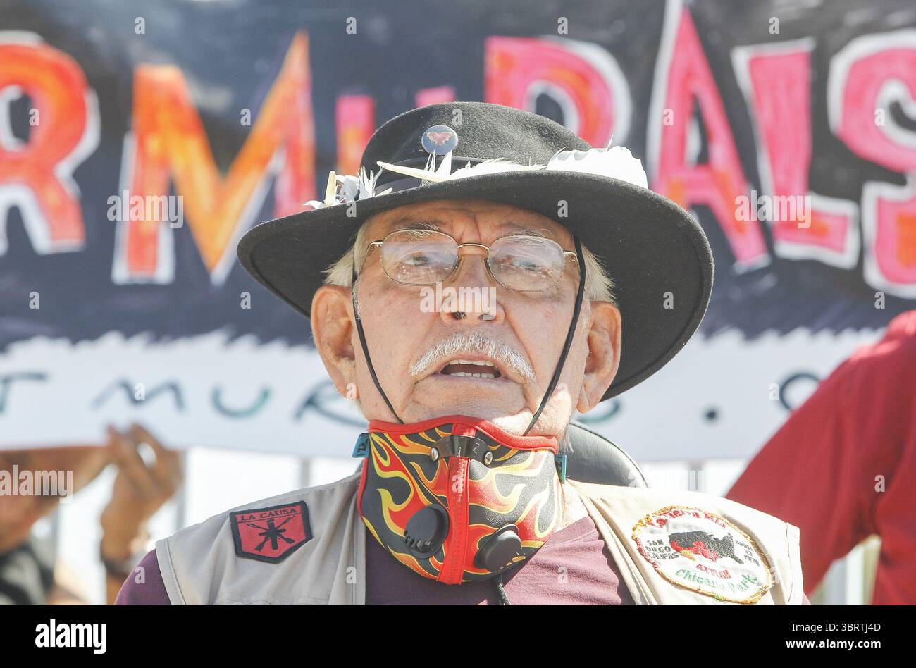 23. September 2020, San Diego, CA, USA: Der Muralist Salvador Roberto Torres spricht mit den Medien über die Rettung eines von ihm gemalten Wandbildes, das am Mittwoch, den 23. September 2020, an der Memorial Junior High School in San Diego in Barrio Logan abgerissen werden sollte. (Kreditbild: © TNS via ZUMA Wire) Stockfoto