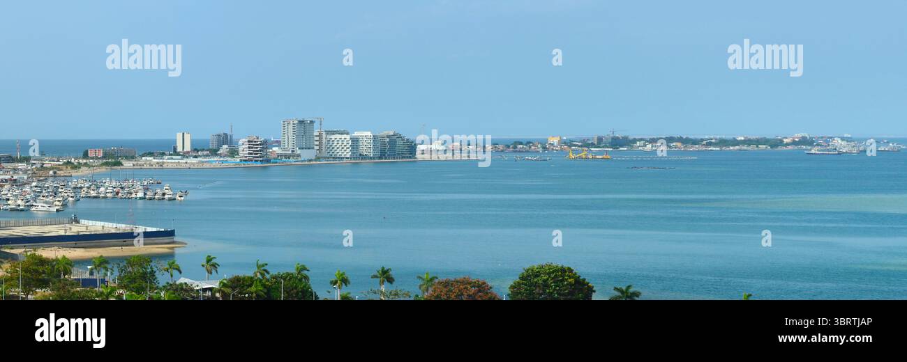 Panoramablick auf Ilha de Luanda - eine lebhafte Gegend, die für ihre Strände, Restaurants, Nachtleben, Yachthäfen und luxuriösen Resorts bekannt ist. Luanda, Angola Stockfoto