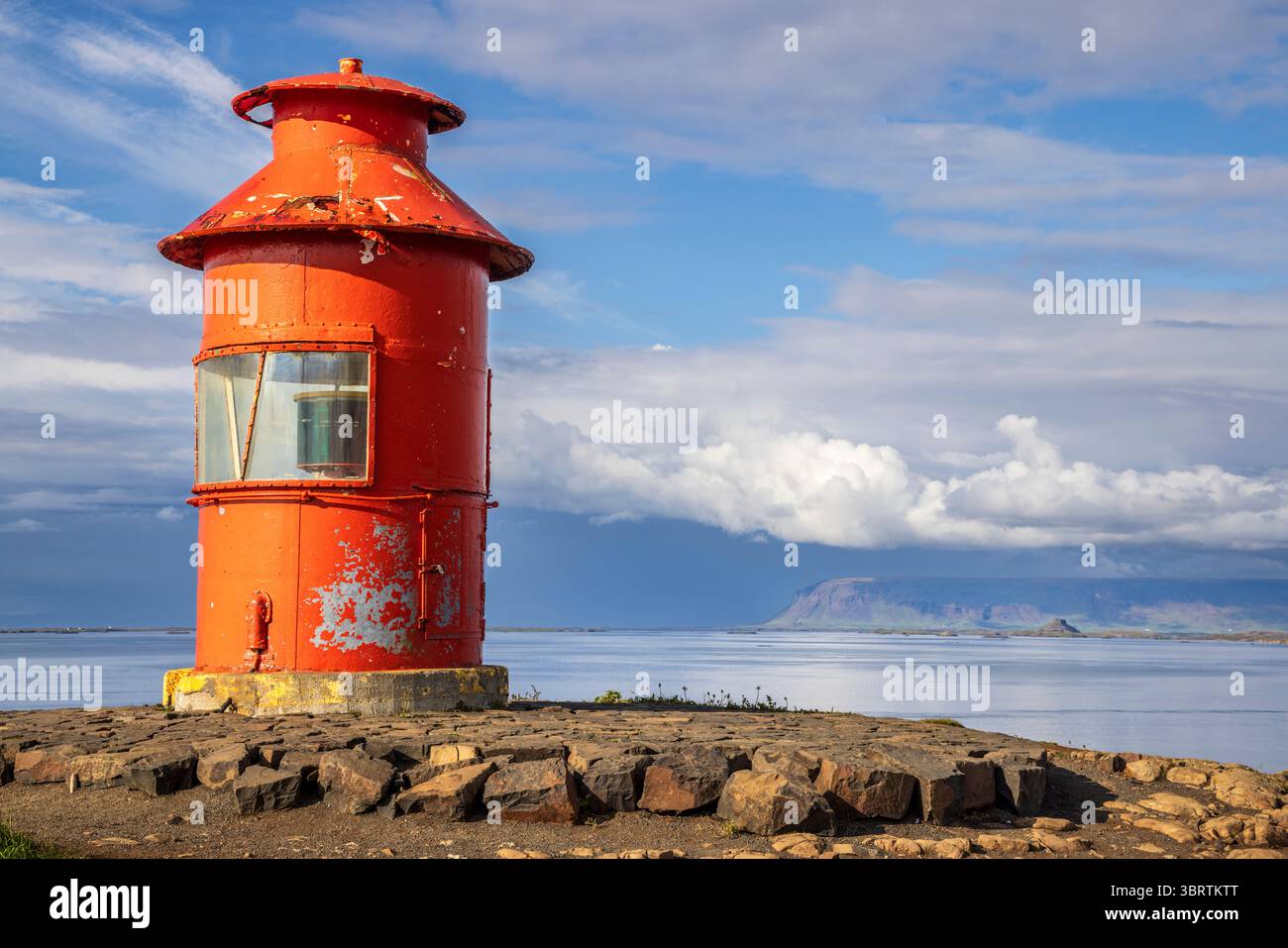 Der Leuchtturm auf der Insel Sugandisey in Stykkisholmur, Westisland Stockfoto