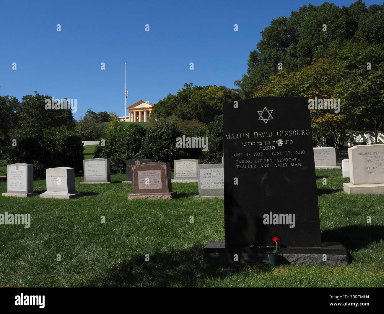 21. September 2020, Arlington, Virginia: Richterin Ruth Bader Ginsburg wird zusammen mit ihrem 2010 verstorbenen Ehemann Martin auf dem Arlington National Cemetery beigesetzt. Neun der 13 Richter des Obersten Gerichtshofs, die in Arlington begraben wurden, haben in der Nähe Grundstücke. Dazu gehören Harry Blackmun, William J. Brennan Jr, William O. Douglas, Wendell Holmes Jr., Thurgood Marshall, Potter Stewart, John Paul Stevens und die Chief Justices Warren Burger und William H. Rehnquist. (Bild: © Sue Dorfman/ZUMA Wire) Stockfoto