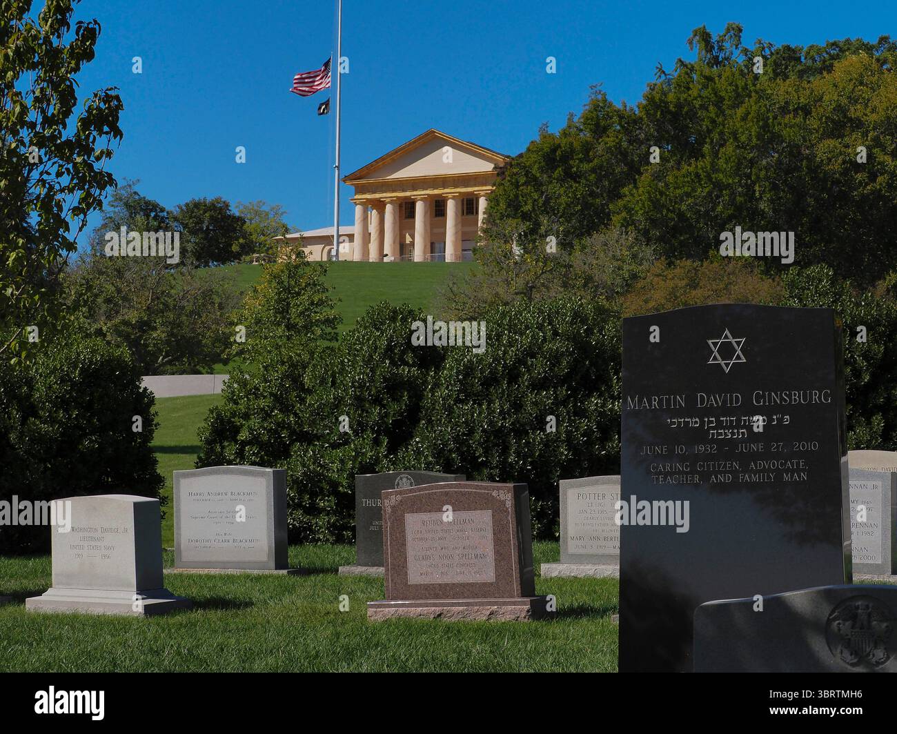21. September 2020, Arlington, Virginia: Richterin Ruth Bader Ginsburg wird zusammen mit ihrem 2010 verstorbenen Ehemann Martin auf dem Arlington National Cemetery beigesetzt. 13 weitere Richter des Obersten Gerichtshofs sind in Arlington begraben. Die Richter Harry Blackmun, Thurgood Marshall, Potter Stewart und William J. Brennan Jr, John Paul Stevens und Chief Justice Warren Burger sind alle auf nahe gelegenen Grundstücken beigesetzt. (Bild: © Sue Dorfman/ZUMA Wire) Stockfoto