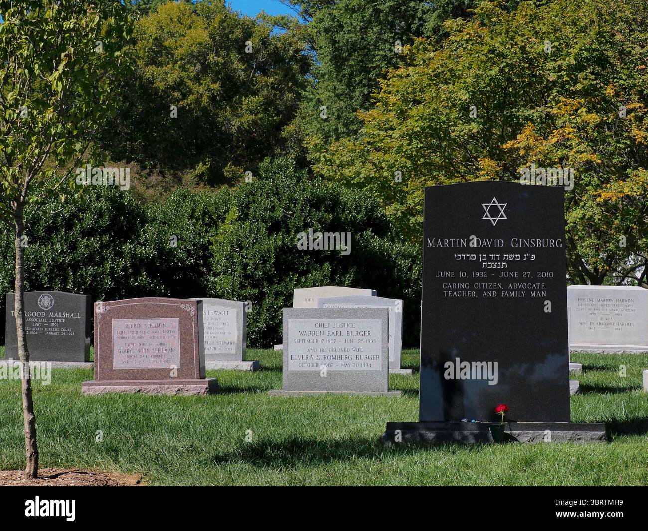 21. September 2020, Arlington, Virginia: Richterin Ruth Bader Ginsburg wird zusammen mit ihrem 2010 verstorbenen Ehemann Martin auf dem Arlington National Cemetery beigesetzt. 13 weitere Richter des Obersten Gerichtshofs sind in Arlington begraben. Die Richter Harry Blackmun, Thurgood Marshall, Potter Stewart und William J. Brennan Jr, John Paul Stevens und Chief Justice Warren Burger sind alle auf nahe gelegenen Grundstücken beigesetzt. (Bild: © Sue Dorfman/ZUMA Wire) Stockfoto