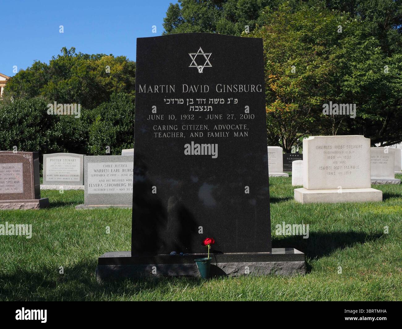 21. September 2020, Arlington, Virginia: Richterin Ruth Bader Ginsburg wird zusammen mit ihrem 2010 verstorbenen Ehemann Martin auf dem Arlington National Cemetery beigesetzt. 13 weitere Richter des Obersten Gerichtshofs sind in Arlington begraben. Die Richter Harry Blackmun, Thurgood Marshall, Potter Stewart und William J. Brennan Jr, John Paul Stevens und Chief Justice Warren Burger sind alle auf nahe gelegenen Grundstücken beigesetzt. (Bild: © Sue Dorfman/ZUMA Wire) Stockfoto