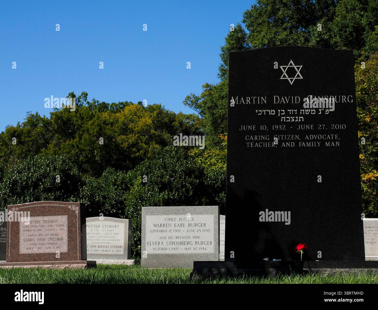 21. September 2020, Arlington, Virginia: Richterin Ruth Bader Ginsburg wird zusammen mit ihrem 2010 verstorbenen Ehemann Martin auf dem Arlington National Cemetery beigesetzt. 13 weitere Richter des Obersten Gerichtshofs sind in Arlington begraben. Die Richter Harry Blackmun, Thurgood Marshall, Potter Stewart und William J. Brennan Jr, John Paul Stevens und Chief Justice Warren Burger sind alle auf nahe gelegenen Grundstücken beigesetzt. (Bild: © Sue Dorfman/ZUMA Wire) Stockfoto