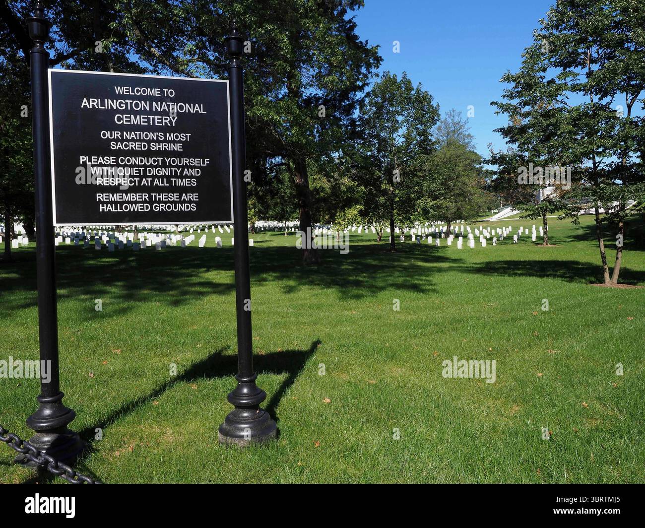 21. September 2020, Arlington, Virginia: Richterin Ruth Bader Ginsburg wird zusammen mit ihrem 2010 verstorbenen Ehemann Martin auf dem Arlington National Cemetery beigesetzt. 13 weitere Richter am Obersten Gerichtshof sind in Arlington begraben, darunter die Richter Harry Blackmun, William J. Brennan Jr., Warren Burger, Thurgood Marshall, William Rehnquist, John Paul Stevens, Potter Stewart, William Howard Taft und Earl Warren. (Bild: © Sue Dorfman/ZUMA Wire) Stockfoto