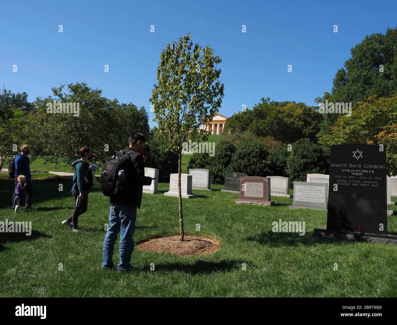 21. September 2020, Arlington, Virginia: Richterin Ruth Bader Ginsburg wird zusammen mit ihrem 2010 verstorbenen Ehemann Martin auf dem Arlington National Cemetery beigesetzt. 13 weitere Richter des Obersten Gerichtshofs sind in Arlington begraben. Die Richter Harry Blackmun, Thurgood Marshall, Potter Stewart und William J. Brennan Jr, John Paul Stevens und Chief Justice Warren Burger sind alle auf nahe gelegenen Grundstücken beigesetzt. (Bild: © Sue Dorfman/ZUMA Wire) Stockfoto