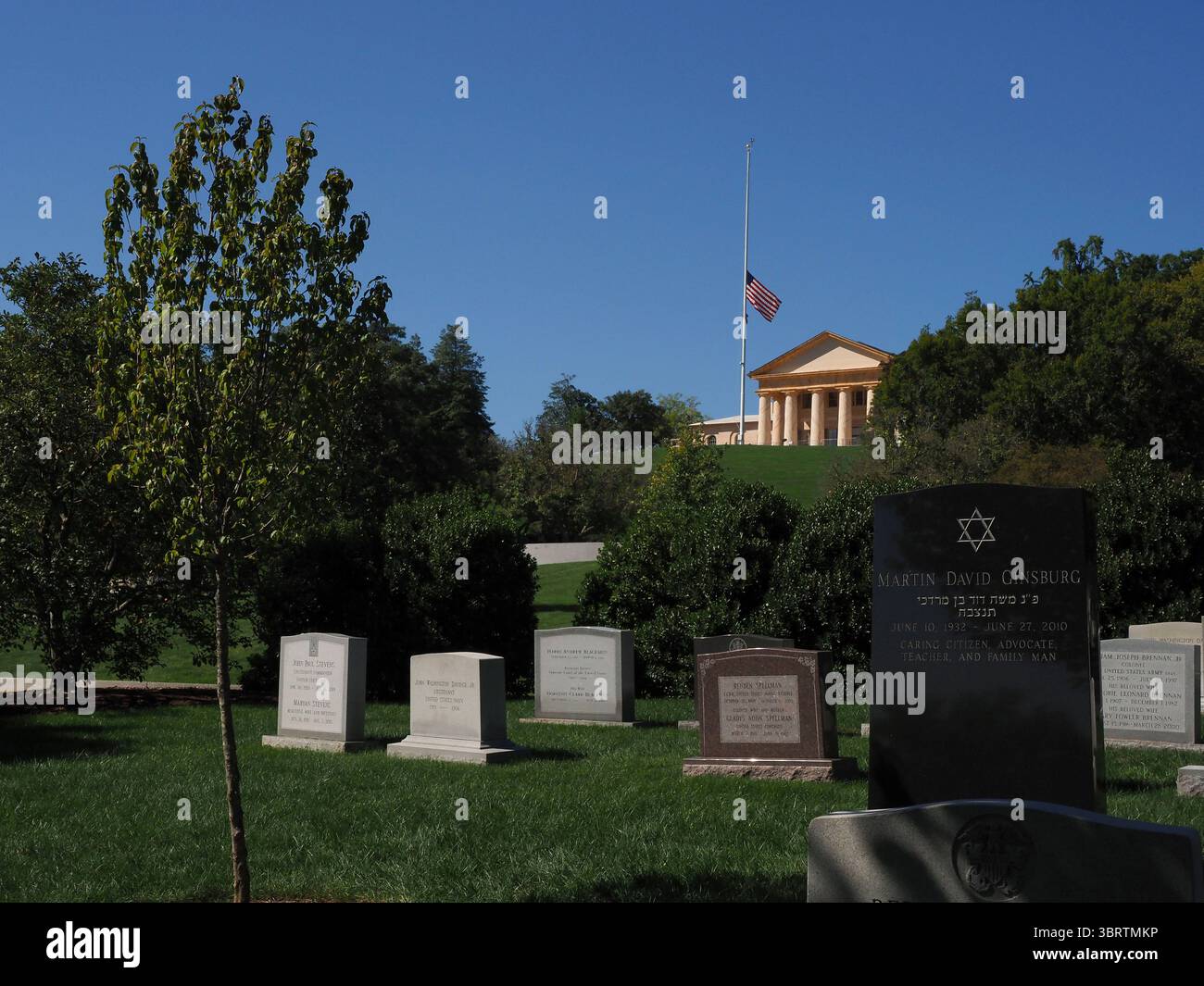 21. September 2020, Arlington, Virginia: Richterin Ruth Bader Ginsburg wird zusammen mit ihrem 2010 verstorbenen Ehemann Martin auf dem Arlington National Cemetery beigesetzt. Neun der 13 Richter des Obersten Gerichtshofs, die in Arlington begraben wurden, haben in der Nähe Grundstücke. Dazu gehören Harry Blackmun, William J. Brennan Jr, William O. Douglas, Wendell Holmes Jr., Thurgood Marshall, Potter Stewart, John Paul Stevens und die Chief Justices Warren Burger und William H. Rehnquist. (Bild: © Sue Dorfman/ZUMA Wire) Stockfoto