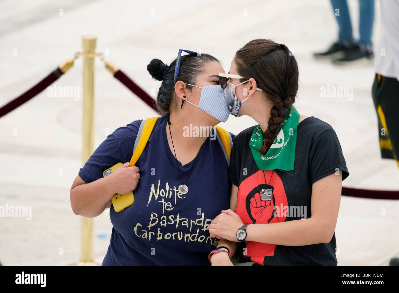 24. September 2020, Washington, District of Columbia, USA: EDS ANMERKUNG: OBSZÖNITÄT - Trauer erweisen sich als Richterin Ruth Bader Ginsburg am Donnerstag, den 24. September 2020, in Washington unter dem Portico an der Spitze der vorderen Treppe des Obersten Gerichtshofs der USA in Ruhe liegt. Ginsburg, 87, starb am 18. September an Krebs (Foto: © Alex Brandon - Pool via CNP/CNP via ZUMA Wire) Stockfoto