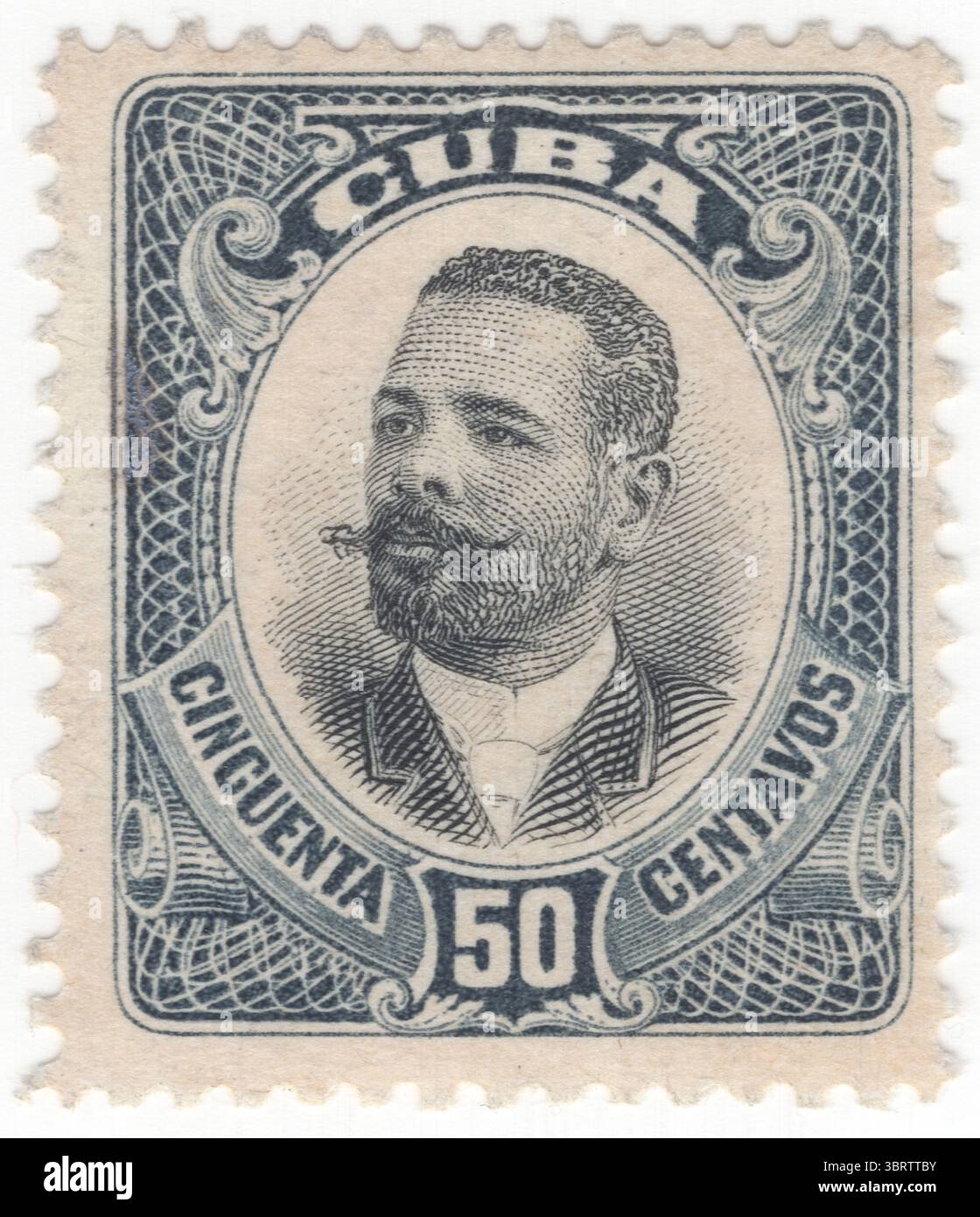 KUBA - 1907: Eine 50 Centavo grau-blau-schwarze Briefmarke mit Porträt von General José Antonio de la Caridad Maceo y Grajales. Er war stellvertretender Befehlshaber der kubanischen Unabhängigkeitsarmee. Die kubanischen Landsleute gaben Maceo den Spitznamen „der Bronze-Titan“, den er nach mehreren Verwundungen im Kampf verdient hatte. Die Spanier bezeichneten Maceo als den „Großen Löwen“. Maceo war einer der bemerkenswertesten Guerillaführer in Lateinamerika des 19. Jahrhunderts, vergleichbar mit José Antonio Páez aus Venezuela in militärischem Scharfsinn. Zu den Denkmälern von Maceo zählen die in Santiago de Cuba und Havanna Stockfoto