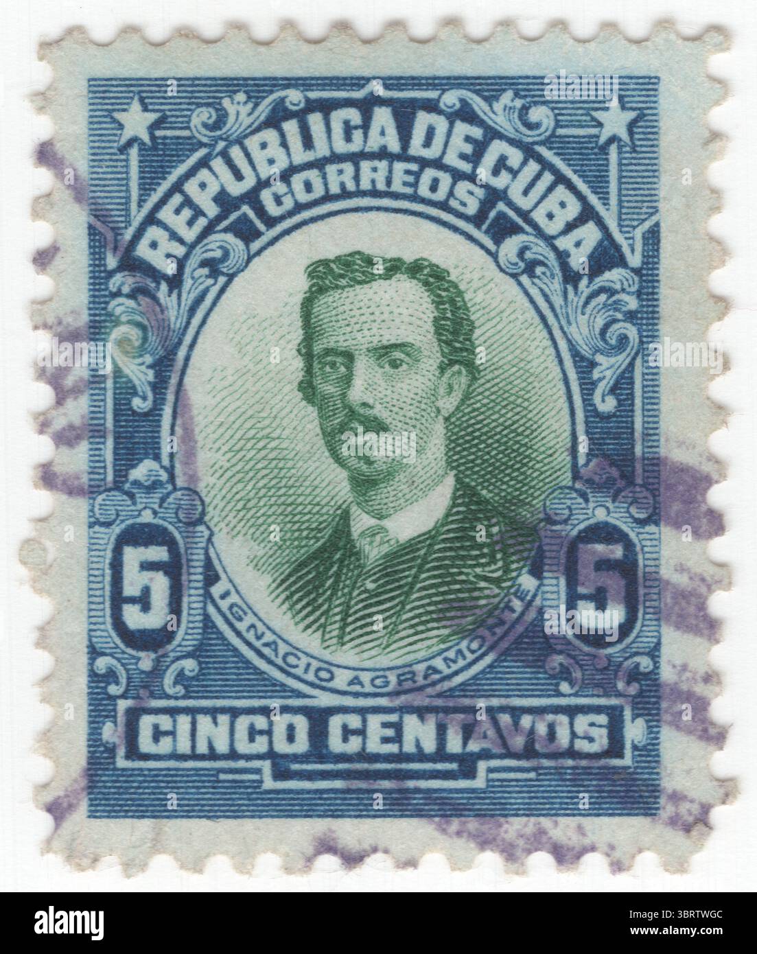 KUBA - 1. Februar 1910: 5 Centavo blau-grüne Briefmarke mit Porträt von Ignacio Agramonte y Loynaz. Kubanischer Revolutionär, der eine wichtige Rolle im Zehnjährigen Krieg spielte. Agramonte benutzte einen Colt Revolver, Navy Modell 1851, der mit Elfenbein und Gold eingelegt war. Er benutzte mehrere Macheten und Säbel und trug einen Säbel, der einem spanischen Oberst zum Zeitpunkt seines Todes entnommen wurde. Die meisten seiner Nachkommen lebten in Camagüey bis in die frühen 1960er Jahre, als die meisten von ihnen infolge des Sieges der kubanischen Revolution ins Exil gingen Stockfoto