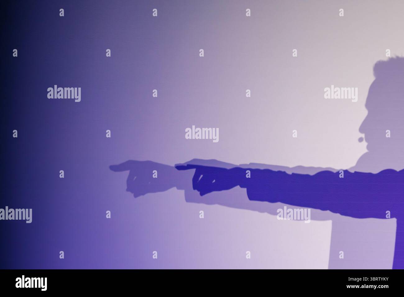 Silhouette mit dramatischen Schatten auf lila verlaufendem Hintergrund, die zeigende Gesten und Emotionen darstellen Stockfoto