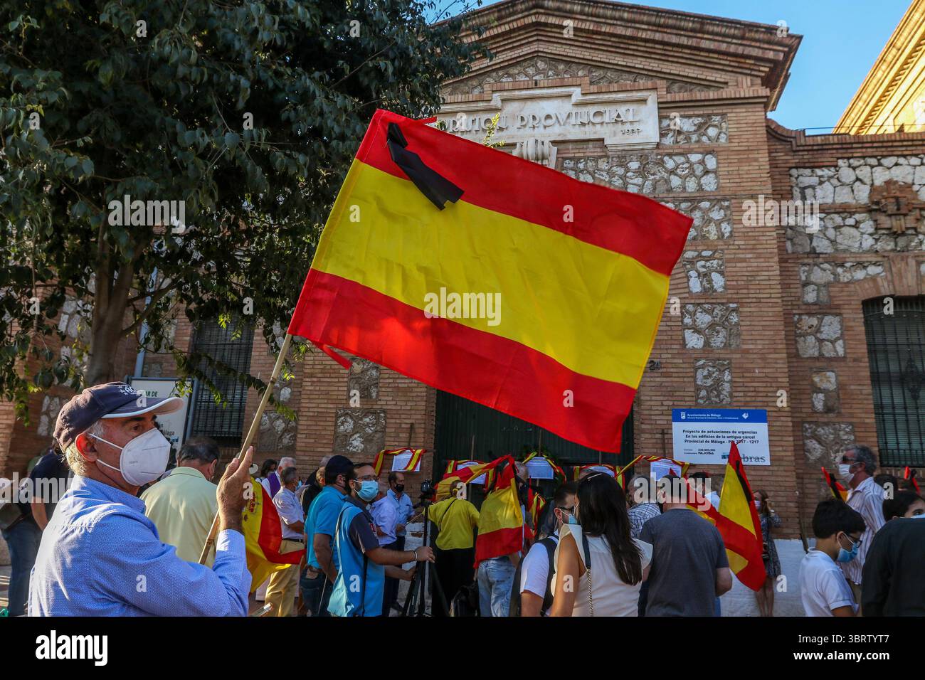 25. September 2020: 25. September 2020 (Malaga) mehr als hundert Zeichen mit spanischen Fahnen mit schwarzen Trauerbanden und Anti-covid-Masken 19 würdigen zwischen dem 22. August und dem 24. September 1936 die 270 Opfer der saca des ehemaligen Gefängnisses von San Rafael de MÃ¡Laga und durch Verlängerung und Beschluss die 3.406 zivilen, religiösen und militärischen Personen, die mit der Rechten und der nationalen Seite verbunden oder verwandt sind; tot in der Provinz Malaga während des Mandats der republikanischen Herrscher. Historisches Gedächtnis (Bild: © Lorenzo Carnero/ZUMA Wire) Stockfoto