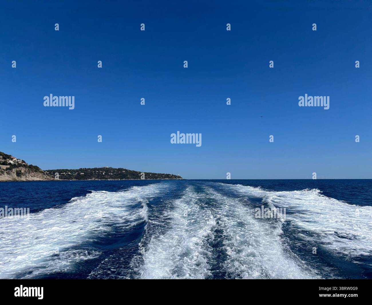 Die Spur eines Schnellbootes im blauen Wasser vor Nizza. Stockfoto