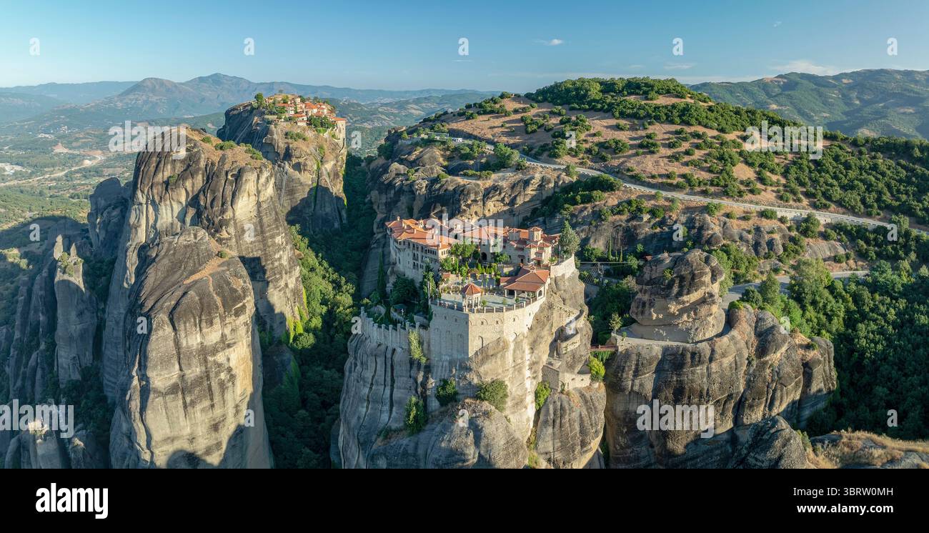 Panoramablick der Drohne auf die Meteora-Klöster auf Felsformationen in der Region Trikala, Thessalien, Griechenland, Europa Stockfoto