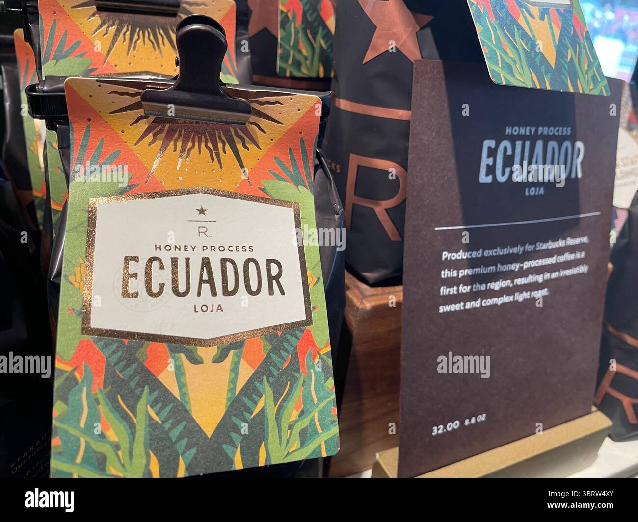 Starbucks Reserve ist ein dreistöckiges Kaffeehaus/Restaurant/Souvenirladen im Empire State Building, 2025, New York City, USA - Smartphone-aufgenommenes Stockfoto