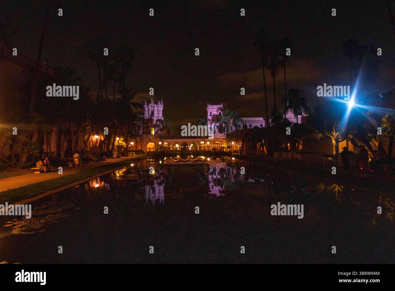 27. September 2020, San Diego, Kalifornien, USA: Balboa Park in San Diego, Kalifornien am Sonntag, 27. September 2020. Der Old Globe im Balboa Park dient als offizieller Ort für die Wahl der US-Präsidentschaftswahlen 2020 vom Dienstag, den 6. Oktober bis Dienstag, den 3. November (Kreditbild: © Rishi Deka/ZUMA Wire) Stockfoto