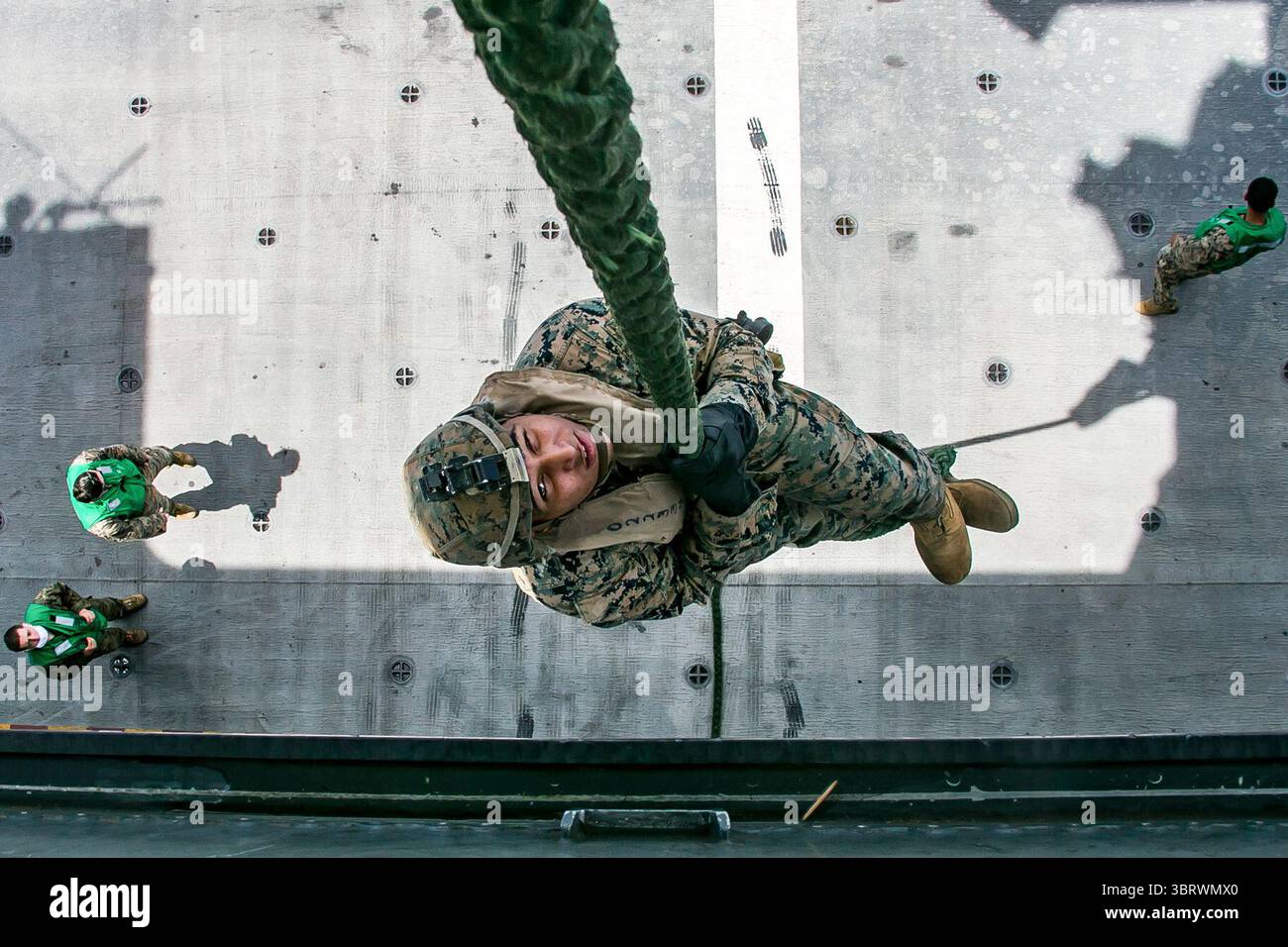 23. September 2020: Philippinische See – Ein Marine mit Battalion Landing Team, 2. Bataillon, 4. Marines, 31. Marine Expeditionary Unit, Schnellseile aus einer MV-22B Osprey mit Marine Medium Tiltrotor Squadron 262 (verstärkt), 31. MEU, an Bord eines amphibischen Angriffsschiffs USS America (LHA 6). Die Schulung zur schnellen Seilhaltung wurde als Vorbereitung für die Durchführung spezieller Einführmethoden zur Unterstützung anstehender Operationen durchgeführt. Amerika, das Flaggschiff der Expeditionary Strike Group 7, arbeitet zusammen mit dem 31. MEU-Team im siebten Einsatzgebiet, um die Interoperabilität mit Verbündeten und PA zu verbessern Stockfoto