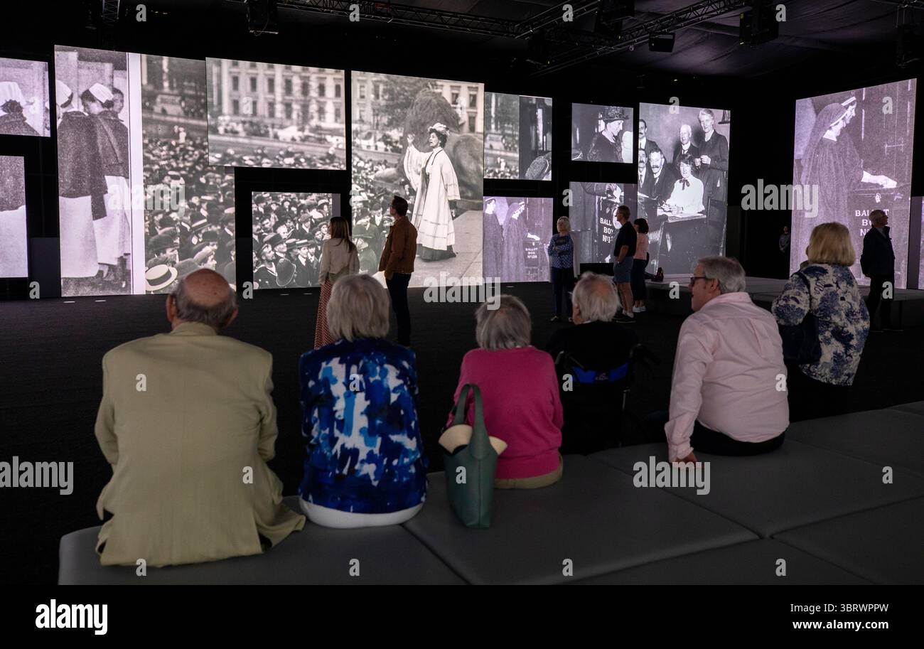 Großbritannien, England, Salford, MediaCityUK, Besucher in NPG, Geschichten zum Leben erweckt Erfahrung, Emmeline Pankhurst Sequenz Stockfoto