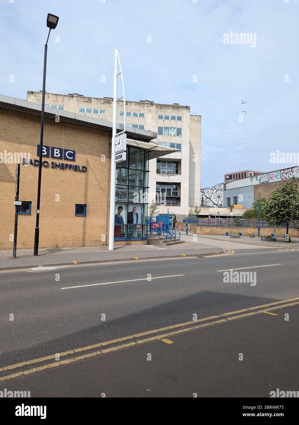 Die Heimat von BBC Radio Sheffield, von der öffentlichen Straße aus gesehen. Ein Wahrzeichen in Sheffield, zentral für lokale Rundfunksendungen in South Yorkshire. - Smartphone-aufgenommenes Stockfoto