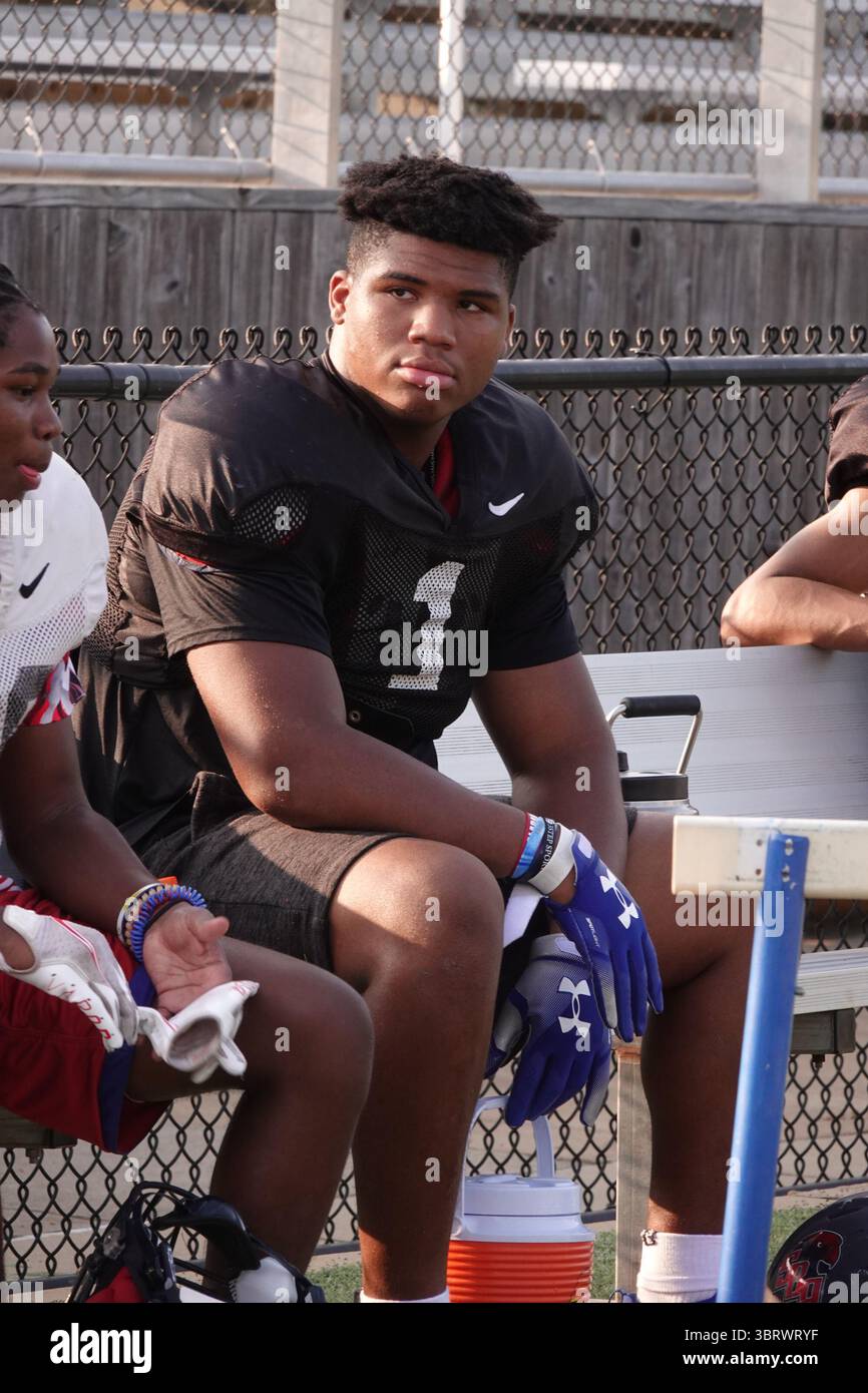 9. September 2020, Cordova, Tennessee, USA: WALTER NOLEN III ist ein 5-Sterne-Juniorspieler und der Nummer 1 in der Klasse von 2022. Hier wird er am 9. September 2020 im Football Training in St. Benedict an der Auburndale High School in Cordova, Tennessee, gezeigt. (Kreditbild: © Karen Focht/ZUMA Wire) Stockfoto