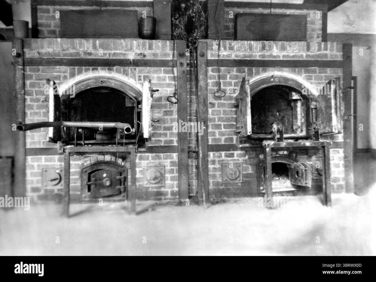 1945 Schnappschuss von zwei KZ-Krematorien Dachau in Süddeutschland, nahe der Stadt Dachau, etwa 16 Kilometer nordwestlich von Stockfoto