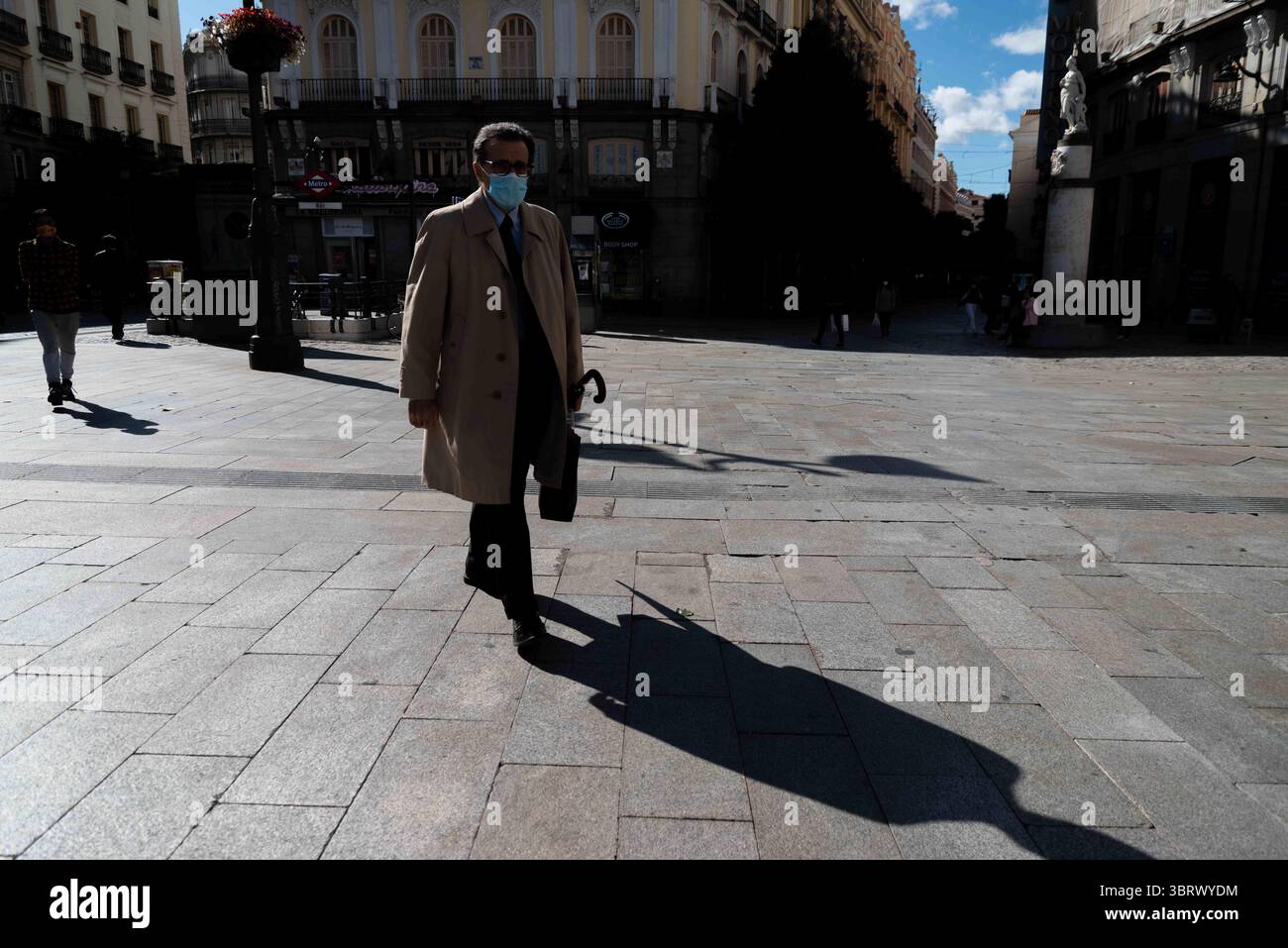 2. Oktober 2020, Madrid, Spanien: Ein Mann mit Gesichtsmaske geht auf der Puerta del Sol, dem zentralen Platz von Madrid, der häufig mit Menschen überfüllt ist. In Madrid sind heute die von der Regierung zur Bekämpfung der Pandemie erforderlichen Eindämmungsmaßnahmen in Kraft getreten. Beschränkung des ein- und Ausstiegs in Wohngebieten, Reduzierung von sozialen und familiären Treffen auf maximal sechs Personen, Restaurants schließen um 22 Uhr und haben eine maximale Kapazität von 50 % (Credit Image: © Diego RadamÃ ©S/SOPA images via ZUMA Wire) Stockfoto
