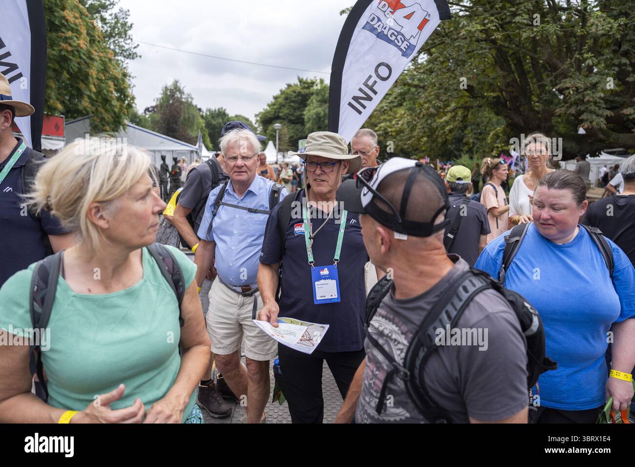 NIJMEGEN - Hektik während der letzten Vorbereitungen für die 107. Ausgabe der vier-Tage-Märsche von Nijmegen. ANP JEROEN JUMELET niederlande Out - belgien Out Stockfoto