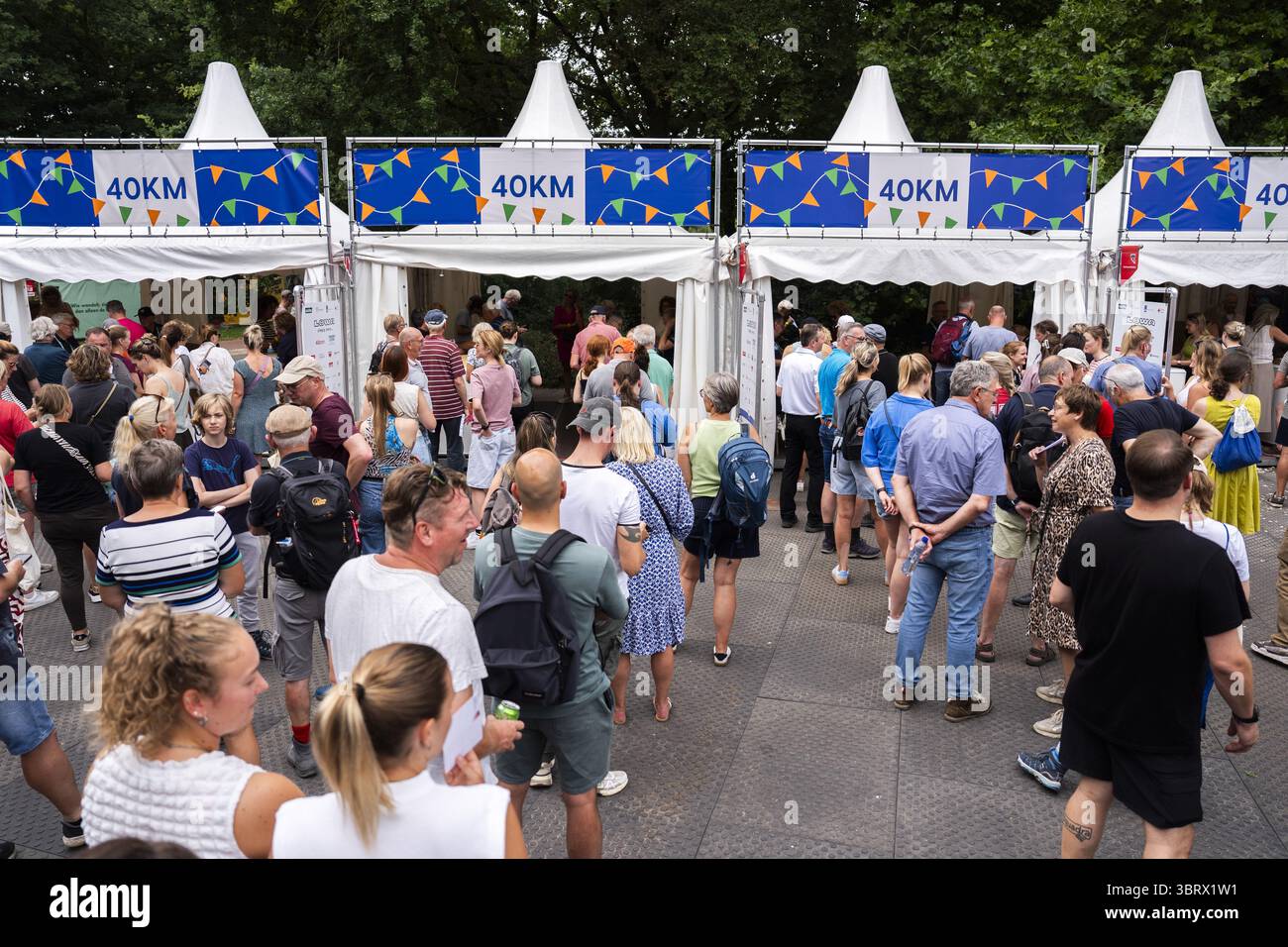 NIJMEGEN - die Teilnehmer sammeln ihre Armbänder während der letzten Vorbereitungen für die 107. Ausgabe der vier-Tage-Märsche von Nijmegen. ANP JEROEN JUMELET niederlande Out - belgien Out Stockfoto