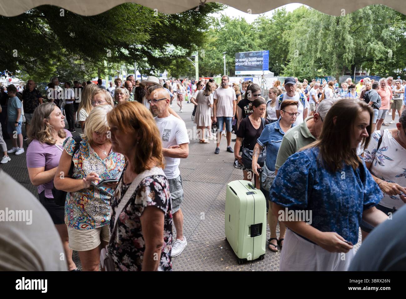 NIJMEGEN - die Teilnehmer sammeln ihre Armbänder während der letzten Vorbereitungen für die 107. Ausgabe der vier-Tage-Märsche von Nijmegen. ANP JEROEN JUMELET niederlande Out - belgien Out Stockfoto