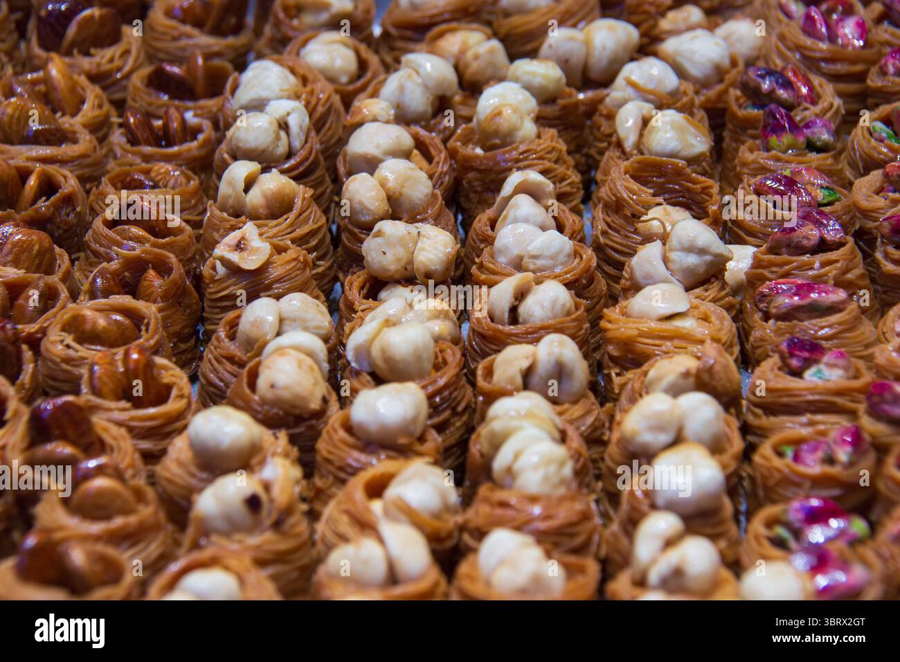 Eine herrliche Auswahl an traditionellen türkischen Süßigkeiten, die die Kunstfertigkeit der Süßwaren zeigen. Stockfoto
