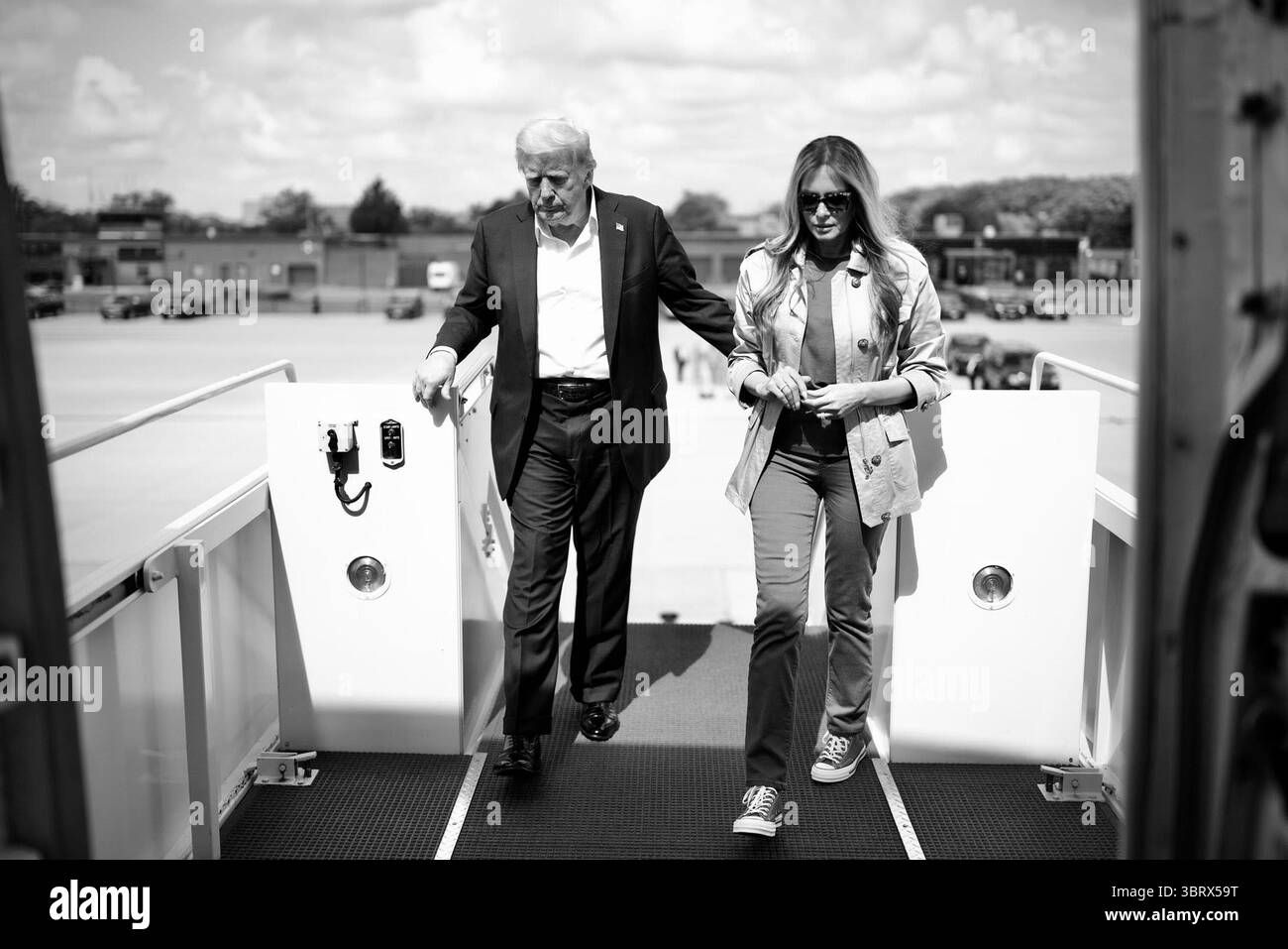 Präsident Donald J. Trump und First Lady Melania Trump sind Mitglied der Air Force One, nachdem sie am 11. Juli 2025 von Überschwemmungen betroffene Gemeinden in Kerrville, Texas, besucht hatten. Bild mit freundlicher Genehmigung des Weißen Hauses. Stockfoto