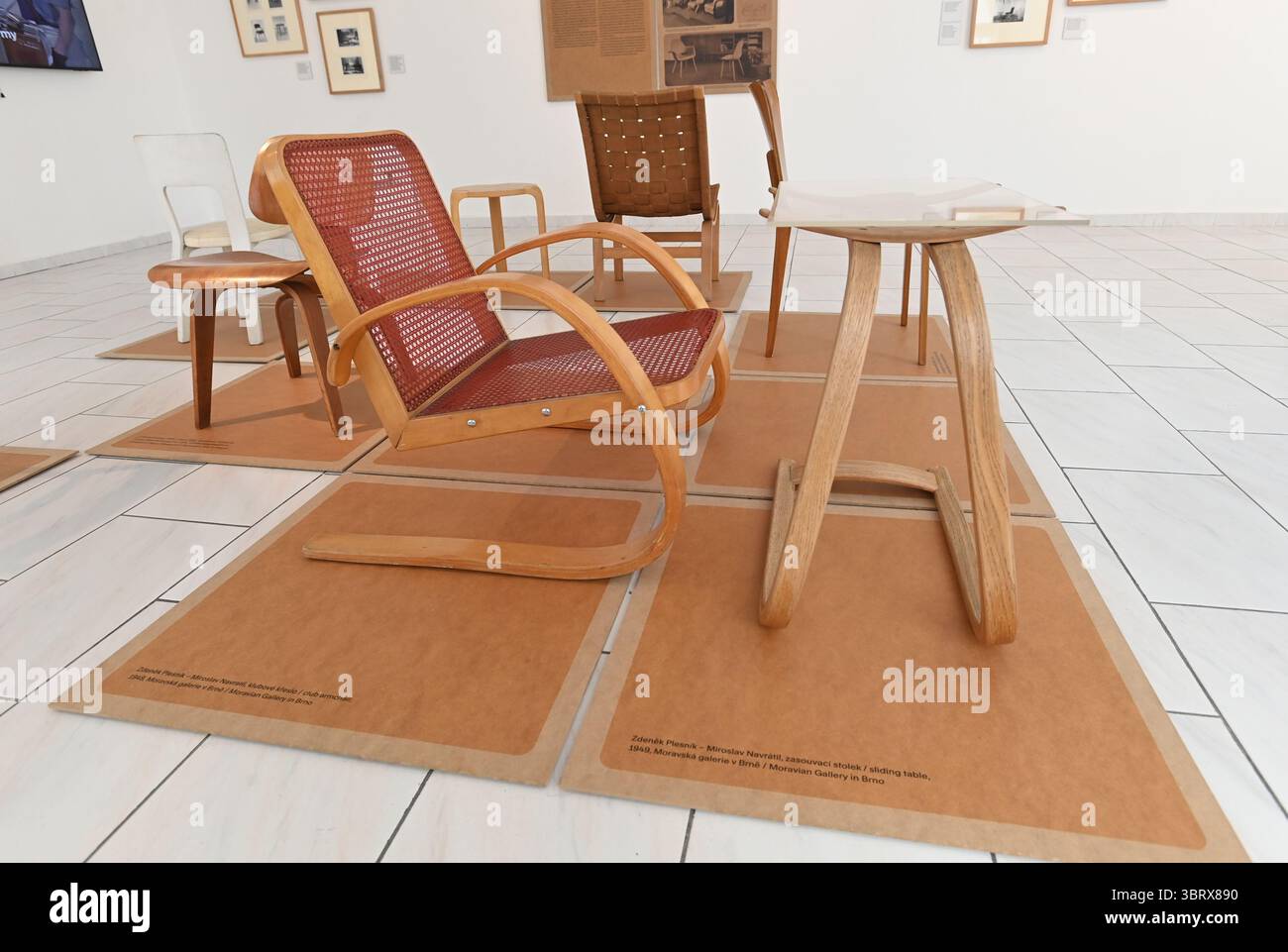 Olomouc, Tschechische Republik. Juni 2025. Renommierte Designmöbel aus Drevopodnik (Holzwerk) Holesov in der Ausstellung Smal Architecture im Kunstmuseum Olmütz, Tschechische Republik, 19. Juni 2025. Abgebildeter Clubsessel und Schiebetisch von Zdenek Plesnik und Miroslav Navratil aus dem Jahr 1949. Quelle: Ludek Perina/CTK Photo/Alamy Live News Stockfoto