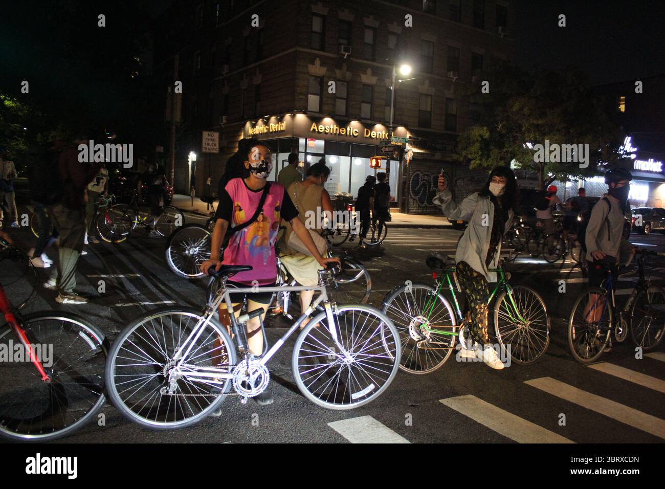 25. September 2020, New York, New York, USA: Proteste traten in New York auf, nachdem eine Grand Jury in Kentucky keine Anklage gegen die Polizei in Louisville wegen Mordes an Breonna Taylor erhoben hatte, die 26-jährige medizinische Notfallhelferin in ihrem Haus. Demonstranten marschierten erneut durch die Straßen von Brooklyn und riefen den Namen des Opfers, während ihre Familie die Ergebnisse der Grand Jury forderte. Diese maskierten Gesichter blockieren die Straße mit ihren Fahrrädern, um die Autos während der Demonstration anzuhalten. Die beiden Polizisten, die Taylor erschossen haben, wurden nicht wegen ihres Todes angeklagt, sondern ein ehemaliger Detektiv, B Stockfoto