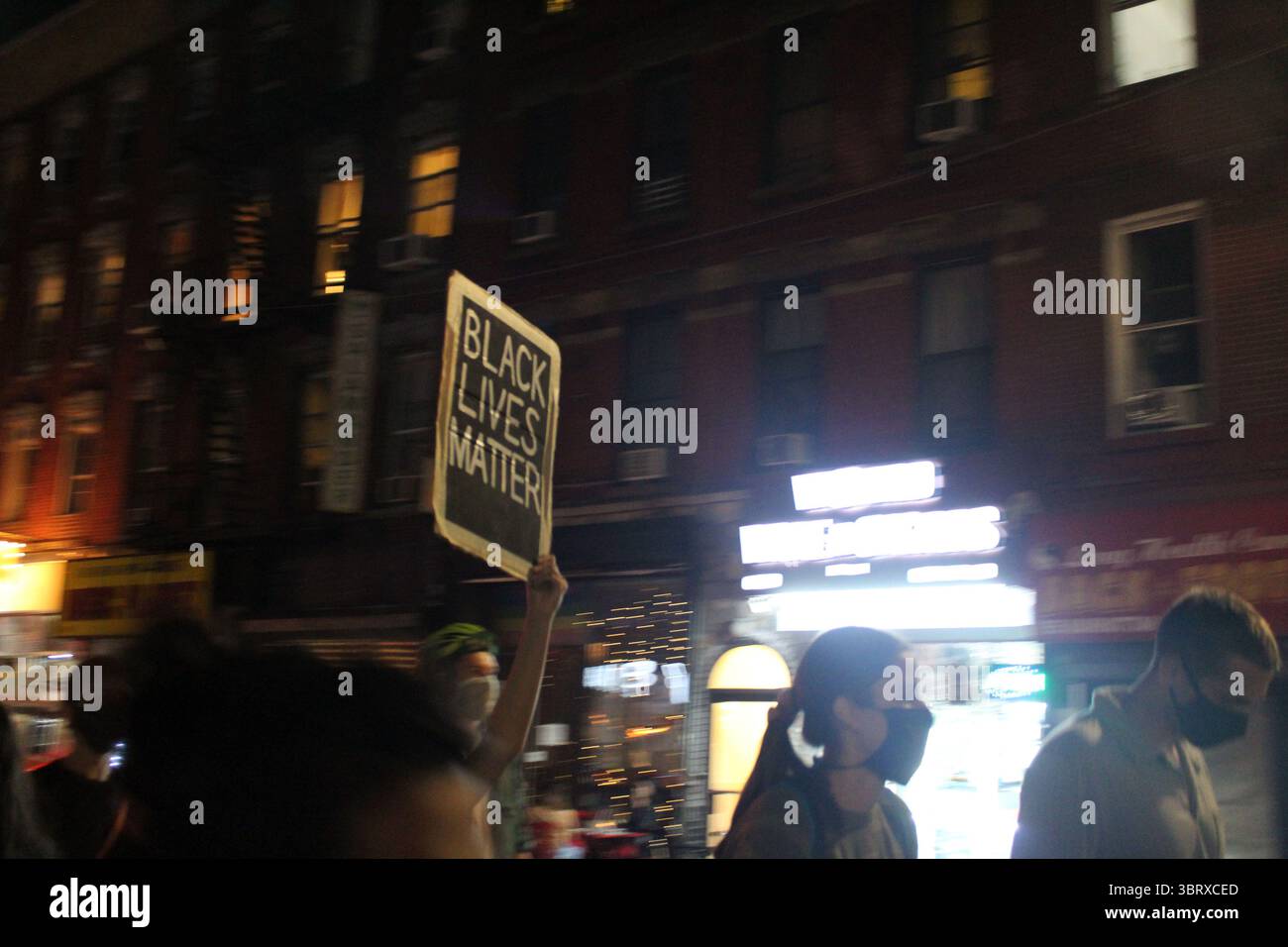 25. September 2020, New York, New York, USA: Proteste traten in New York auf, nachdem eine Grand Jury in Kentucky keine Anklage gegen die Polizei in Louisville wegen Mordes an Breonna Taylor erhoben hatte, die 26-jährige medizinische Notfallhelferin in ihrem Haus. Demonstranten marschierten erneut durch die Straßen von Brooklyn und riefen den Namen des Opfers, während ihre Familie die Ergebnisse der Grand Jury forderte. BLM-Schild führt Protest an und fordert Gerechtigkeit für Breonna Taylor. Die beiden Polizisten, die Taylor erschossen hatten, wurden nicht wegen ihres Todes angeklagt; stattdessen wurde ein ehemaliger Detektiv, Brett Hankison, wegen rücksichtslosen Feuers in die Mauer angeklagt Stockfoto