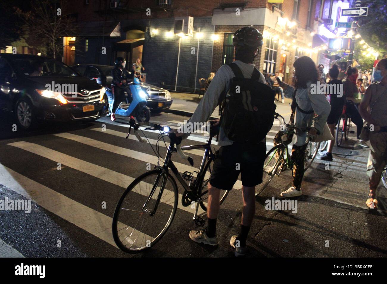 25. September 2020, New York, New York, USA: Proteste traten in New York auf, nachdem eine Grand Jury in Kentucky keine Anklage gegen die Polizei in Louisville wegen Mordes an Breonna Taylor erhoben hatte, die 26-jährige medizinische Notfallhelferin in ihrem Haus. Demonstranten marschierten erneut durch die Straßen von Brooklyn und riefen den Namen des Opfers, während ihre Familie die Ergebnisse der Grand Jury forderte. Diese maskierten Gesichter blockieren die Straße mit ihren Fahrrädern, um die Autos während der Demonstration anzuhalten. Die beiden Polizisten, die Taylor erschossen haben, wurden nicht wegen ihres Todes angeklagt, sondern ein ehemaliger Detektiv, B Stockfoto