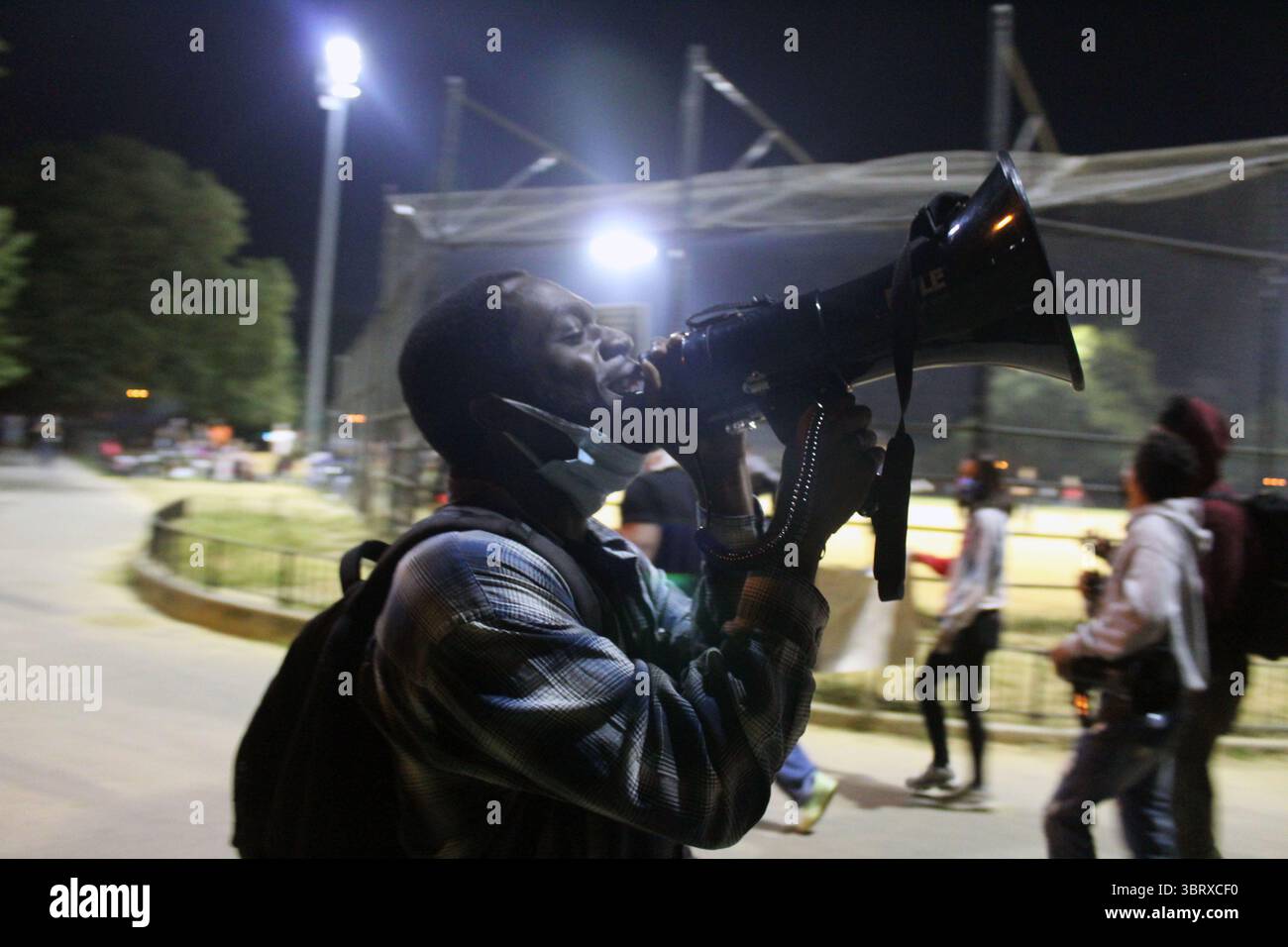 25. September 2020, New York, New York, USA: Proteste traten in New York auf, nachdem eine Grand Jury in Kentucky keine Anklage gegen die Polizei in Louisville wegen Mordes an Breonna Taylor erhoben hatte, die 26-jährige medizinische Notfallhelferin in ihrem Haus. Demonstranten marschierten erneut durch die Straßen von Brooklyn und riefen den Namen des Opfers, während ihre Familie die Ergebnisse der Grand Jury forderte. Dieser Demonstrant ruft in ein Megaphon und fordert Gerechtigkeit für Breonna Taylor. Die beiden Polizisten, die Taylor erschossen haben, wurden nicht in ihrem Tod angeklagt; stattdessen wurde ein ehemaliger Detektiv, Brett Hankison, wegen rücksichtsloser Entlassung angeklagt Stockfoto