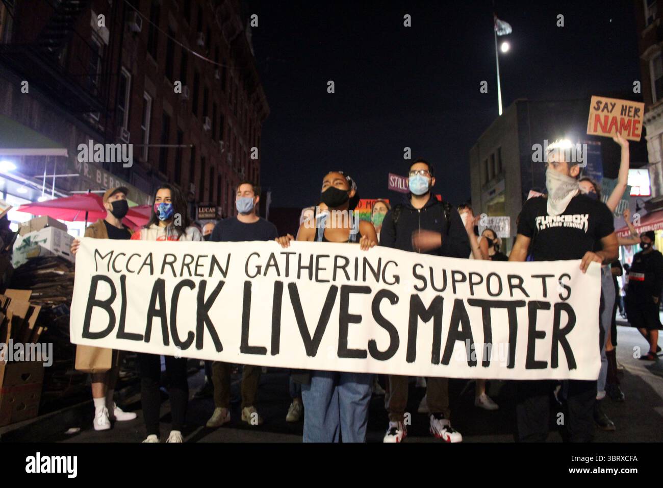 25. September 2020, New York, New York, USA: Proteste traten in New York auf, nachdem eine Grand Jury in Kentucky keine Anklage gegen die Polizei in Louisville wegen Mordes an Breonna Taylor erhoben hatte, die 26-jährige medizinische Notfallhelferin in ihrem Haus. Demonstranten marschierten erneut durch die Straßen von Brooklyn und riefen den Namen des Opfers, während ihre Familie die Ergebnisse der Grand Jury forderte. BLM-Schild führt Protest an und fordert Gerechtigkeit für Breonna Taylor. Die beiden Polizisten, die Taylor erschossen hatten, wurden nicht wegen ihres Todes angeklagt; stattdessen wurde ein ehemaliger Detektiv, Brett Hankison, wegen rücksichtslosen Feuers in die Mauer angeklagt Stockfoto