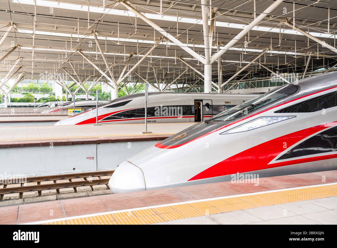 7. Oktober 2020, Shenzhen, Guangdong, China: Fuxing von Hochgeschwindigkeitszügen der China Railway Corporation, gesehen am Shenzhen North Railway Station. (Credit Image: © Alex Tai/SOPA Images via ZUMA Wire) Stockfoto