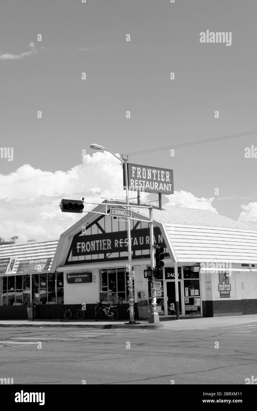 Außenansicht und Vintage-Schild des legendären Frontier Restaurants in Albuquerque, New Mexico, USA. Stockfoto