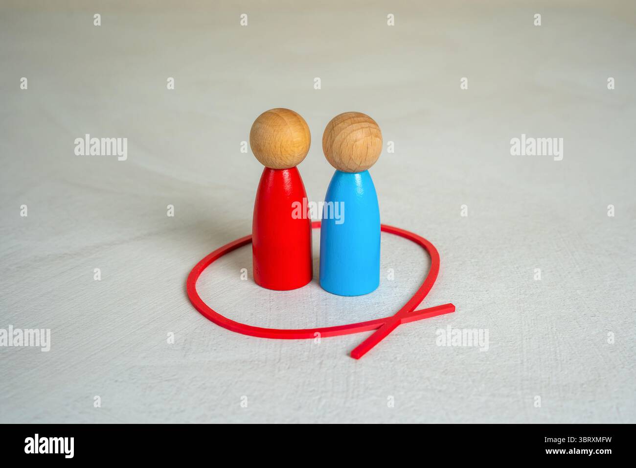 Zwei Gegner sind mit einer roten Linie markiert. Finden Sie eine Lösung durch Zusammenarbeit. Der Letzte nimmt alles. Machtkämpfe, Wettbewerbsergebnisse oder die Stockfoto