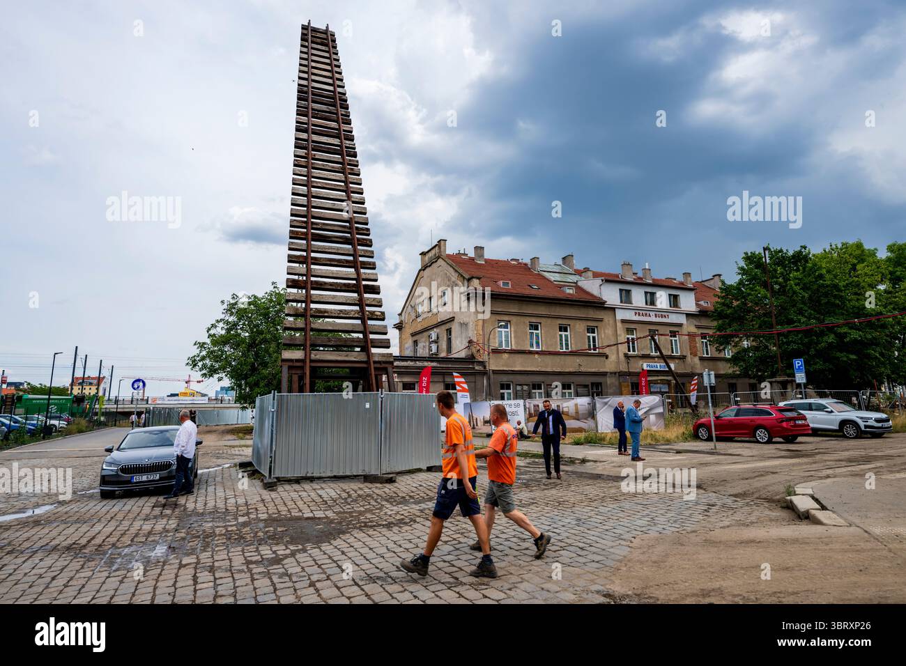 Prag, Tschechische Republik. Juli 2025. Offizieller Start der Umwandlung des Bahnhofs Prag-Bubny in das Zentrum der Erinnerung und des Dialogs, Prag, 14. Juli 2025. Hier ist das aktuelle Erscheinungsbild des Bahnhofs mit der Skulptur „Tor der Unendlichkeit“ von Ales Vesely abgebildet. Quelle: VIT Simanek/CTK Photo/Alamy Live News Stockfoto