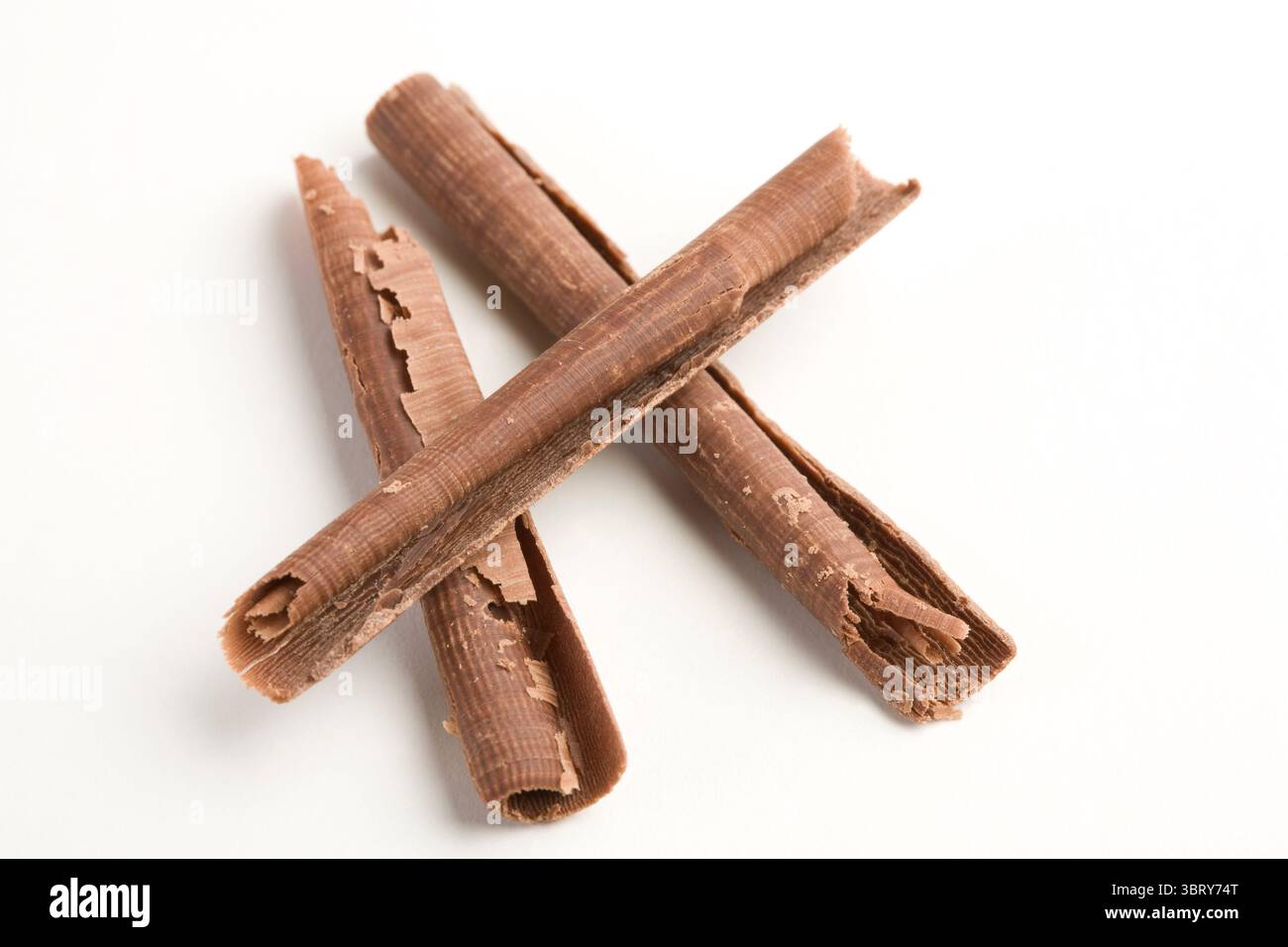 Schokoladenlocken isoliert auf weißem Hintergrund Studio geschlossen Stockfoto