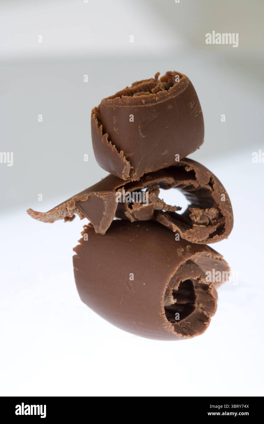 Schokoladenlocken isoliert auf weißem Hintergrund Studio geschlossen Stockfoto