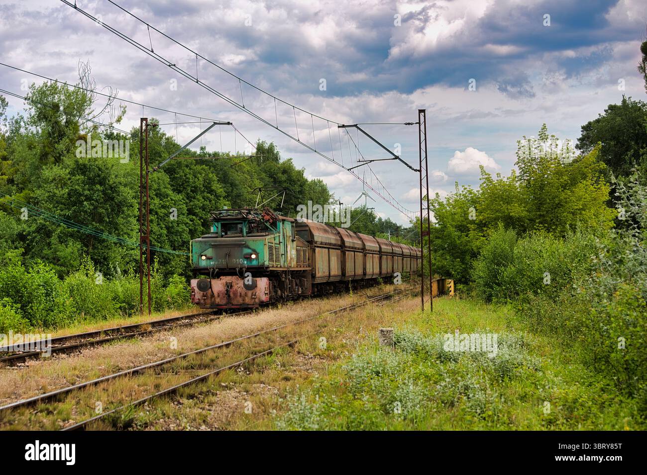 Krokodillokomotive EL2 mit Braunkohlentransport. Stockfoto