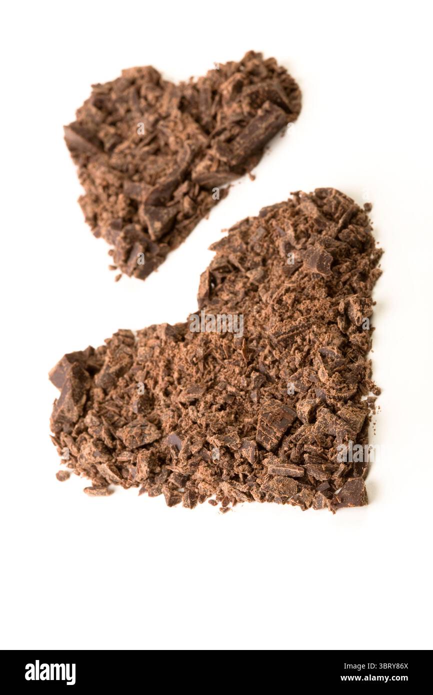 Schokoladenherz aus kleinen Stücken isoliert auf weißem Hintergrund Stockfoto