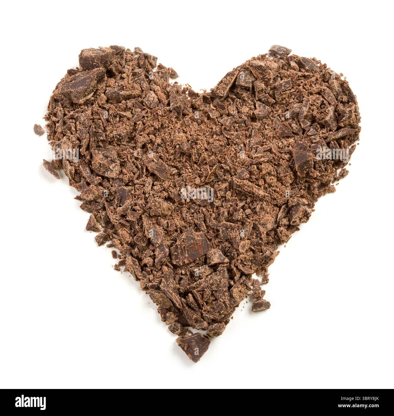 Schokoladenherz aus kleinen Stücken isoliert auf weißem Hintergrund Stockfoto