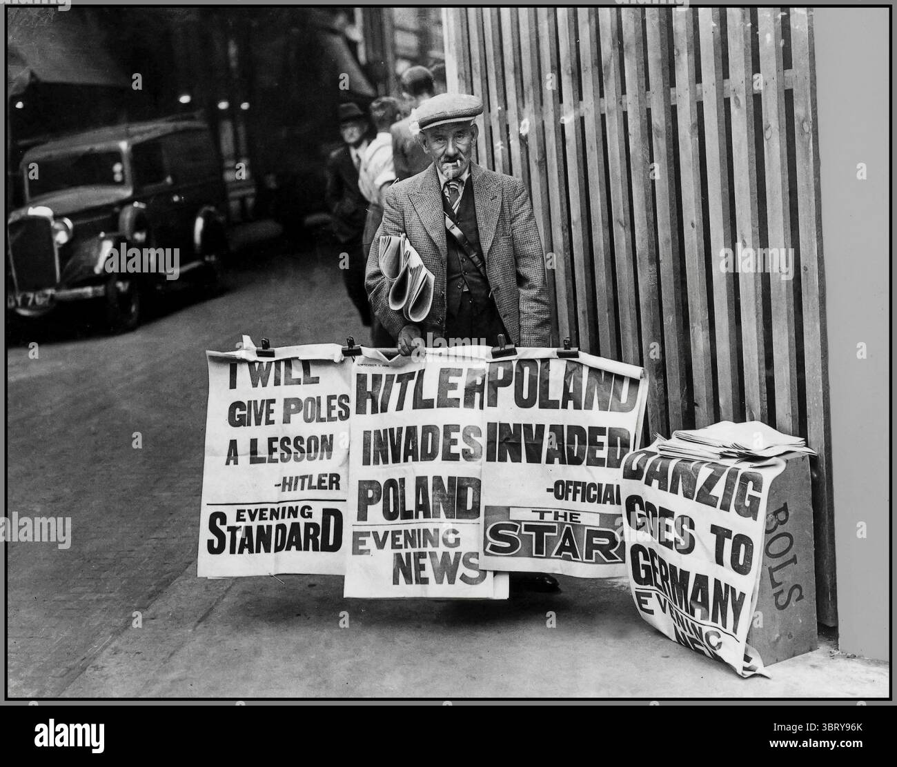 HITLER POLEN INVASION VINTAGE-ZEITUNGSVERKÄUFER SEPTEMBER 1939 britische ZEITUNGEN HITLER INVASION IN POLEN britische Zeitungsverkäufer und Plakate mit Nachrichten-Schlagzeilen, dass die Nazis in Polen eingefallen und besetzt haben, was den Zweiten Weltkrieg begann Ort: London, Großbritannien Datum: 1. September 1939 Stockfoto